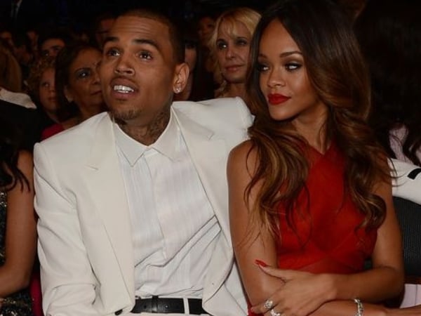 決定拋開前嫌？Chris Brown 多次回覆蕾哈娜 IG 半裸辣照 網友：「你怎麼有膽！」