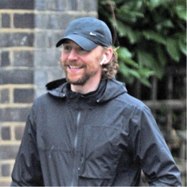 倫敦最美的風景！Tom  Hiddleston  機能潮裝遛狗，溫暖笑顏迷死整條街！