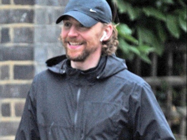 倫敦最美的風景！Tom  Hiddleston  機能潮裝遛狗，溫暖笑顏迷死整條街！