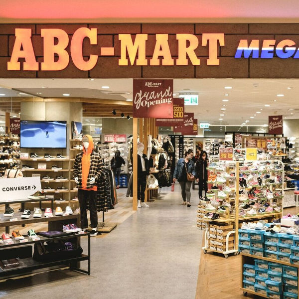 號稱「全台最大」！直擊 ABC-MART「Mega Stage」新竹巨城旗艦店　你要的潮鞋都在這啦！