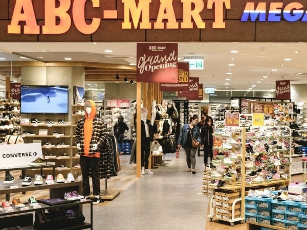 號稱「全台最大」！直擊 ABC-MART「Mega Stage」新竹巨城旗艦店　你要的潮鞋都在這啦！