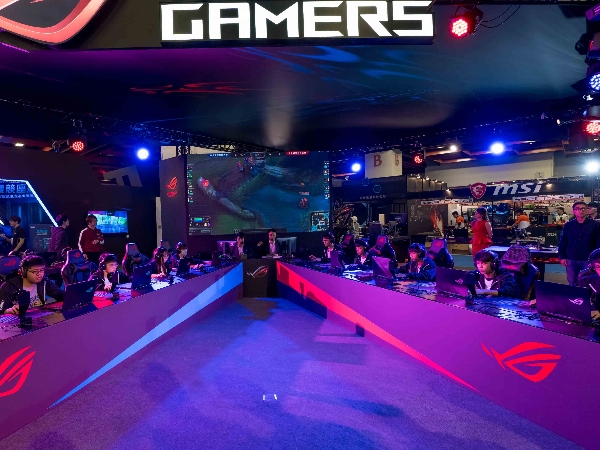 深耕台灣電競產學合作 ROG 校園電競聯盟正式成軍! 資訊月 ROG 電競館天天精彩!12/1 放膽挑戰 SMG 再掀頂尖對決
