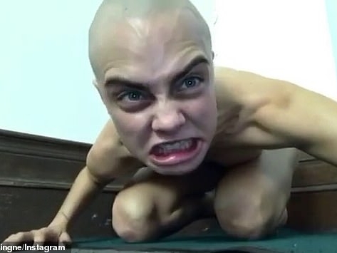 英國超模 Cara Delevingne 光頭模仿《魔戒》咕嚕 全裸趴在地上完全不顧形象!