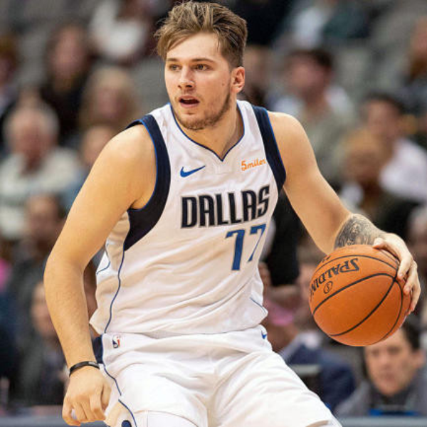 初生之犢不畏虎！「歐洲金童」Luka Doncic 在籃下賞給詹皇連續 2 記火鍋　現場觀眾都 High 了