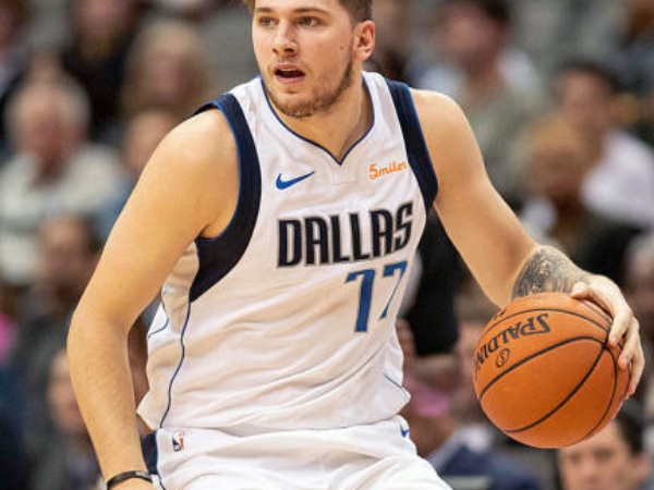 初生之犢不畏虎！「歐洲金童」Luka Doncic 在籃下賞給詹皇連續 2 記火鍋　現場觀眾都 High 了