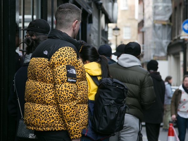 安管動手打人！倫敦 Supreme X TNF 發售現場爆發衝突，原因竟只是因為「這件小事」⋯⋯