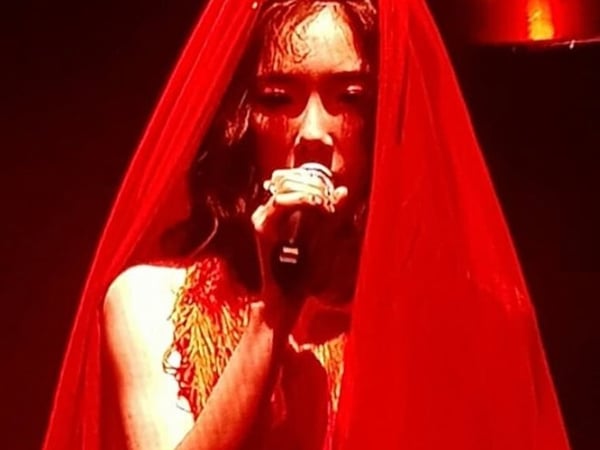 鬼新娘 ? 太妍 「紅衣造型」泰國唱新歌〈 Here I AM〉嚇壞網友...
