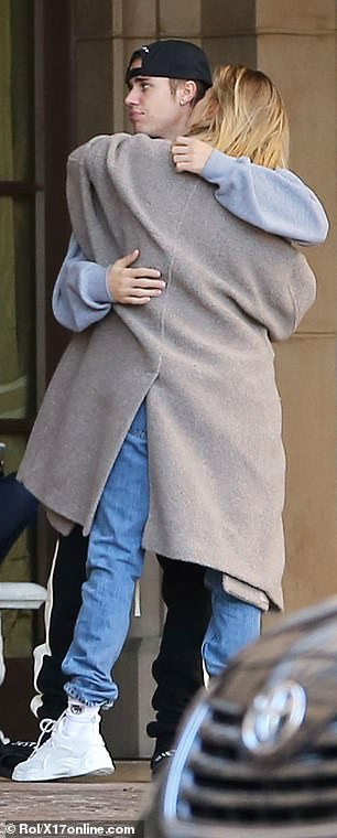 小賈、海莉大街上忘情跳舞超甜蜜，最後再來個擁吻放閃 ending
