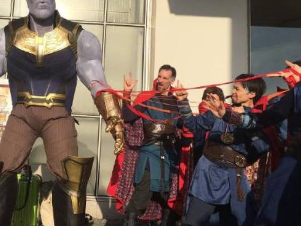 簡直分身術！東京動漫展太多人 Cosplay 奇異博士　打群架制伏「薩諾斯」超爆笑！