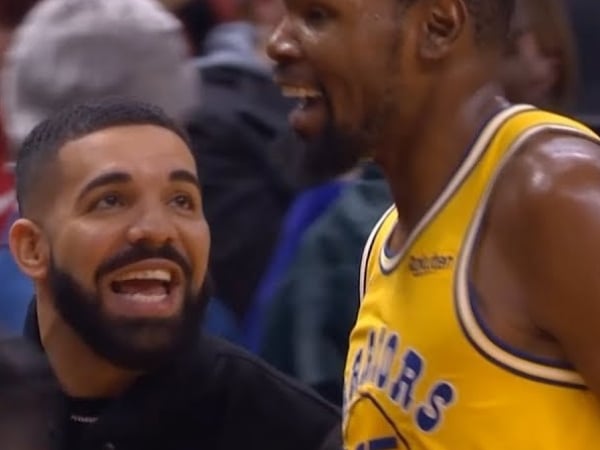 基情滿點！KD 比賽空檔偷捏 Drake 的胸部　賽後直接脫下球衣送給他！