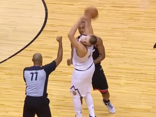 本年度最扯進球！金塊中鋒 Jokic 「沒看籃框亂扔」差點完成 4 分打　投進後本人也感到不可思議