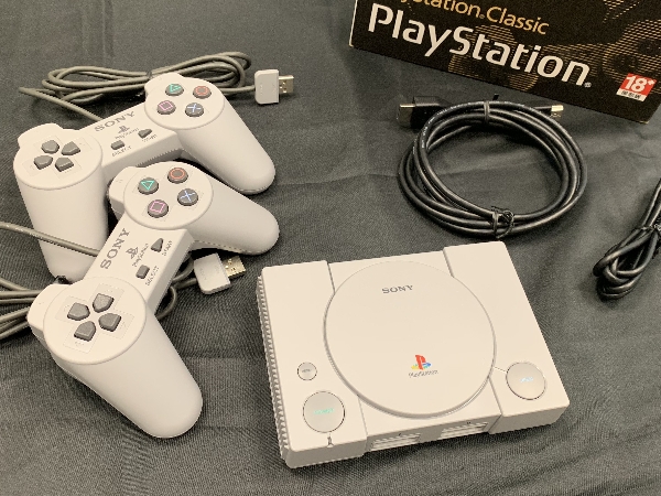 一手掌握！PlayStation®Classic「迷你初代主機」開箱　懷舊機殼 + 20 款經典遊戲逼哭老玩家！