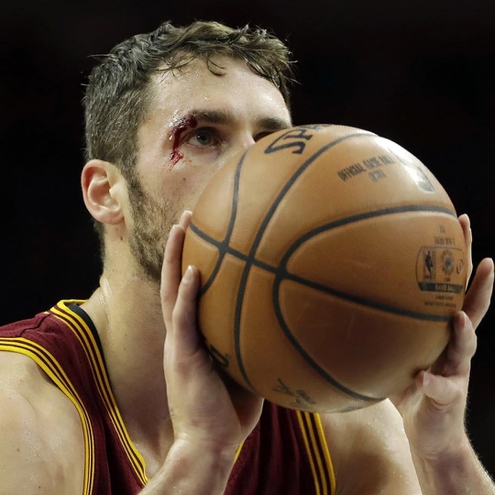 用生命在工作！南韓 NBA 球評「鼻血狂流」仍堅持播報比賽　一旁主播轉頭看到後直接嚇傻！