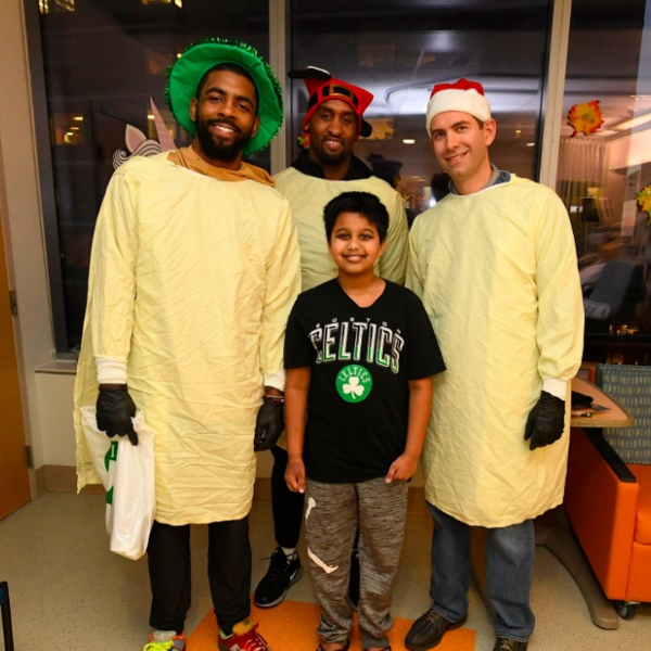 綠色的聖誕老人！NBA 球星 Irving 到兒童醫院陪小孩玩耍聊天　還個別親手送上「超限量鞋款」！