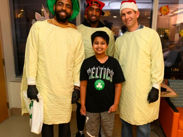 綠色的聖誕老人！NBA 球星 Irving 到兒童醫院陪小孩玩耍聊天　還個別親手送上「超限量鞋款」！