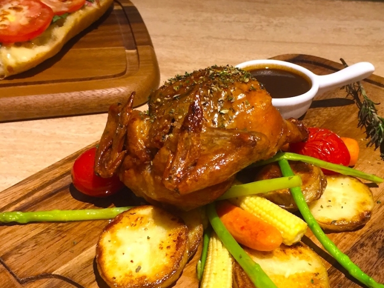 少女快尖叫!agnès b. 推出「法式小春雞」聖誕限定美食 濃郁奶香、肉質軟嫩讓你超滿足!