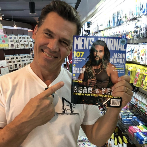 手拿《水行俠》封面雜誌，「薩諾斯」喬許布洛林：「感謝雜誌再次讓我登上封面！」