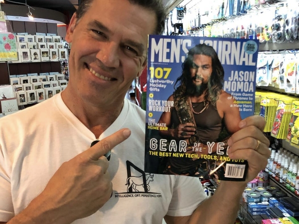手拿《水行俠》封面雜誌,「薩諾斯」喬許布洛林:「感謝雜誌再次讓我登上封面!」