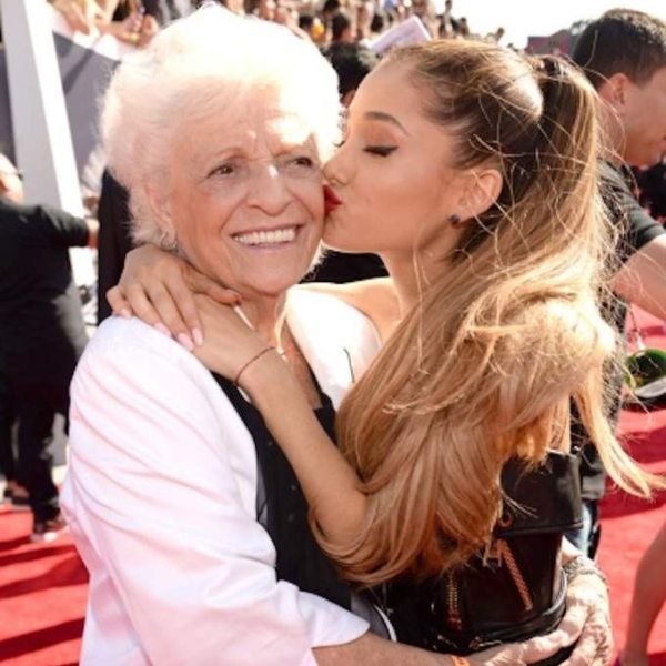 美國歌壇小天后亞莉安娜·格蘭德（Ariana Grande）帶高齡 93 歲奶奶去刺青！全程在旁記錄這個時刻