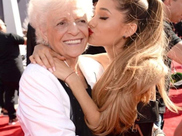 美國歌壇小天后亞莉安娜·格蘭德（Ariana Grande）帶高齡 93 歲奶奶去刺青！全程在旁記錄這個時刻