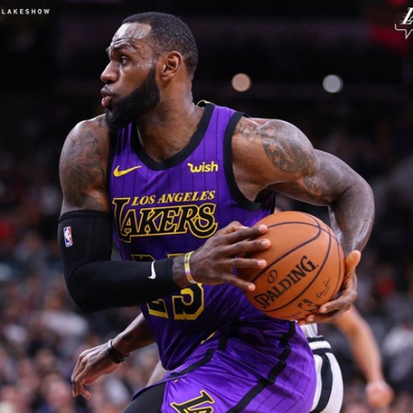 原味戰靴直接送！詹皇暖心舉動「逼哭」灰熊隊主場工作人員