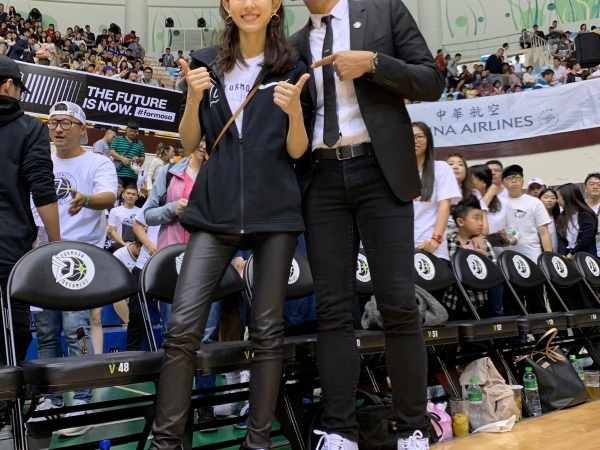 恭喜「寶島夢想家」獲主場首勝！黑人陳建州大手筆送球隊一人一雙 Air Jordan 11 Concord！