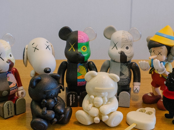絕版 kaws 公仔、Supreme 稀奇小物...Juksy 直擊男明星家中的上百萬潮流蒐藏！