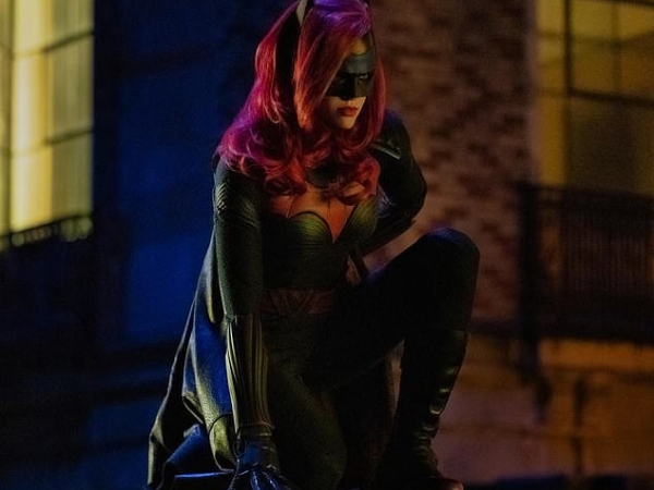 DC《蝙蝠女》首度出現於《綠箭俠》影集預告,粉絲紛紛敲碗實在太帥!