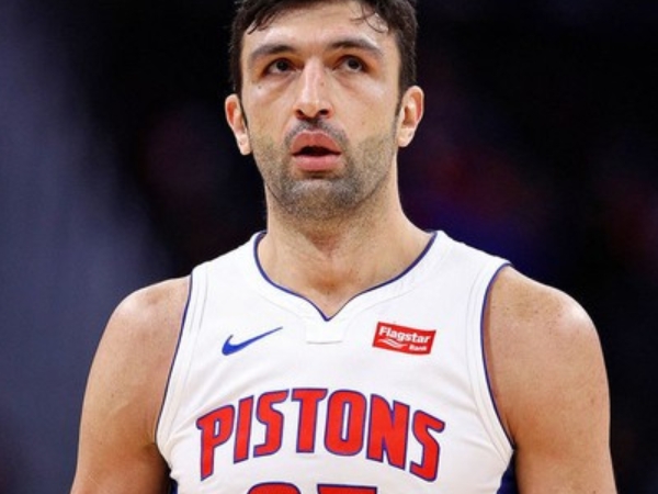「渣式防守」又來！Zaza Pachulia 疑似再出「天殘腳」伺候球員　引發球迷痛批：絕對是故意的！