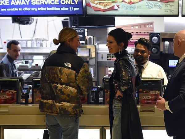超模不怕胖!Kendall Jenner 走完紅毯半夜奔麥當勞吃宵夜 高挑又超瘦身材引人羨慕!