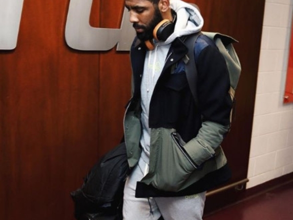 關鍵先生狂轟38分逆轉比賽！Kyrie Irving 腳踩 10 萬台幣 Nike Dunk SB 現身球員通道