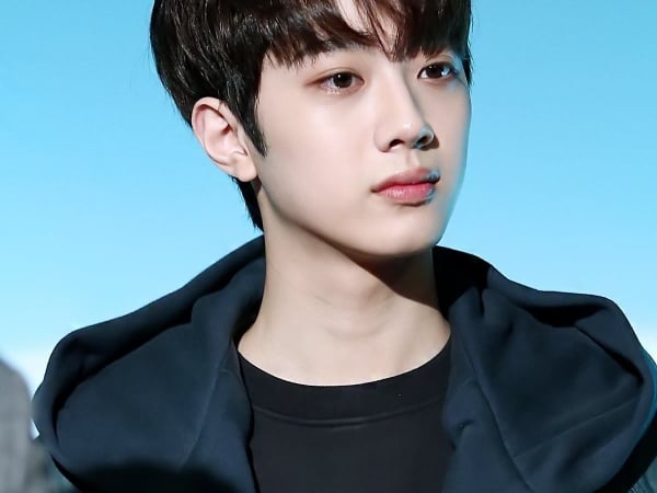 Wanna One 台灣成員賴冠霖演出途中「褲子裂至大腿內側」　底褲外露尷尬撐完 8 分鐘！
