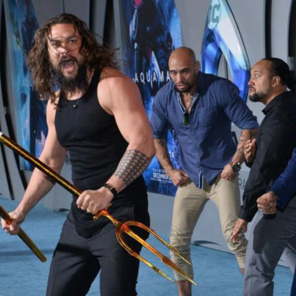 傑森·摩莫亞紅毯大跳毛利戰舞影片全記錄，怒把《水行俠》三叉戟直接對折！