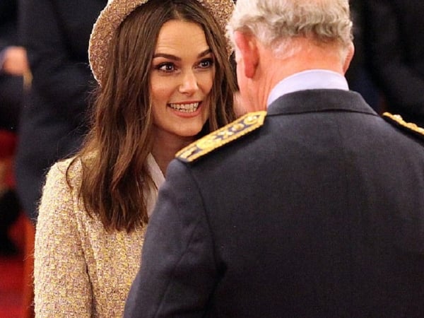綺拉奈特莉獲頒大英帝國 OBE 官佐勳章　肯定英倫氣質美女的演技也充滿實力！