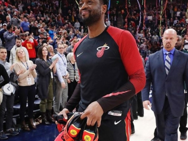 來自同梯的祝福!Wade 告別巡演落腳猶他爵士 與 Korver 交換球衣 + 送鞋感動全場球迷