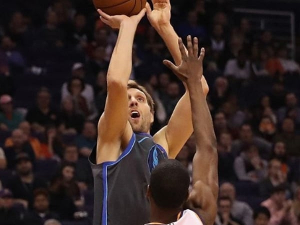 老司機回歸！達拉斯球星 Dirk Nowitzki 本季首次出戰　經典「高射砲」跳投讓球迷都 High 了