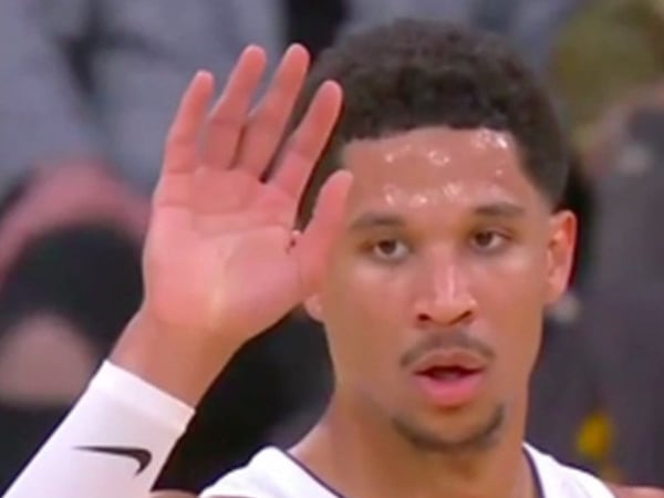 湖人超級邊緣人？網友算出 Josh Hart 擊掌成功率僅 28.1%　尷尬到假裝自己在鼓掌！