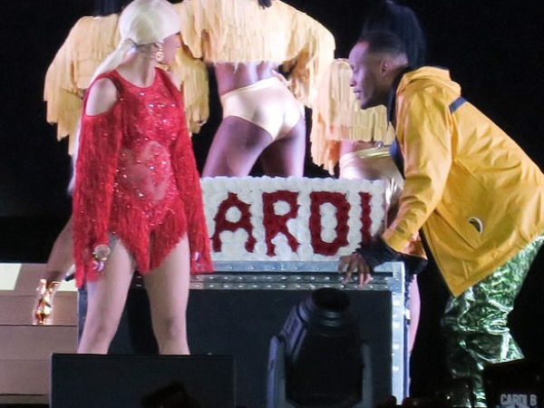 一場大戲！Offset 為求老婆接受道歉　直接衝上舞台打斷 Cardi B 表演！