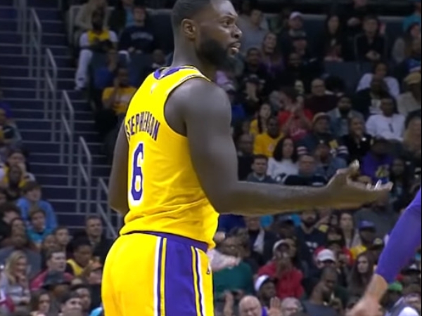 慶祝動作也要管？湖人球員 Lance Stephenson 因「彈空氣吉他」被裁判抓一次技術犯規