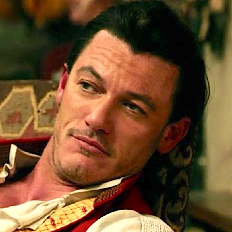 戀愛中的小男人！《美女與野獸》路克伊凡斯遊海灘戲水　和新男友「搔癢、討抱」互動一秒變小貓！