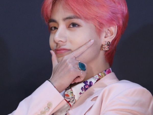 V 再次展現顏值實力！珍娜傑克森 IG 發與 BTS 合照　粉絲全在問：「紅頭髮的男生是誰啊？」