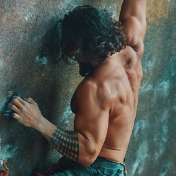 最愛在片場玩吉他！「水行俠」傑森摩莫亞登《Men's Health》　打赤膊性感到男女都瘋狂！