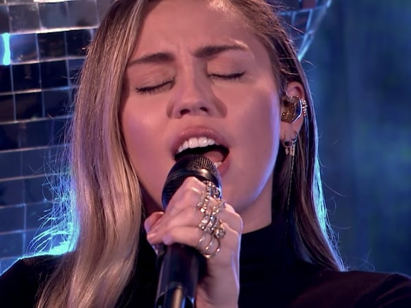 麥莉翻唱亞莉安娜〈No Tears Left To Cry〉不插電版　一開口就讓網友驚艷：好聽爆了！