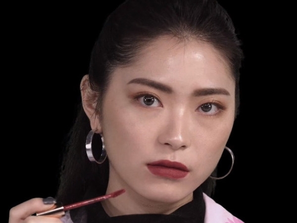 【哦！就是開箱啊！】還在怕唇彩掉只敢小酌幾杯？地表最極限「唇彩實測」 網友：沒看過這麼直白的開箱！