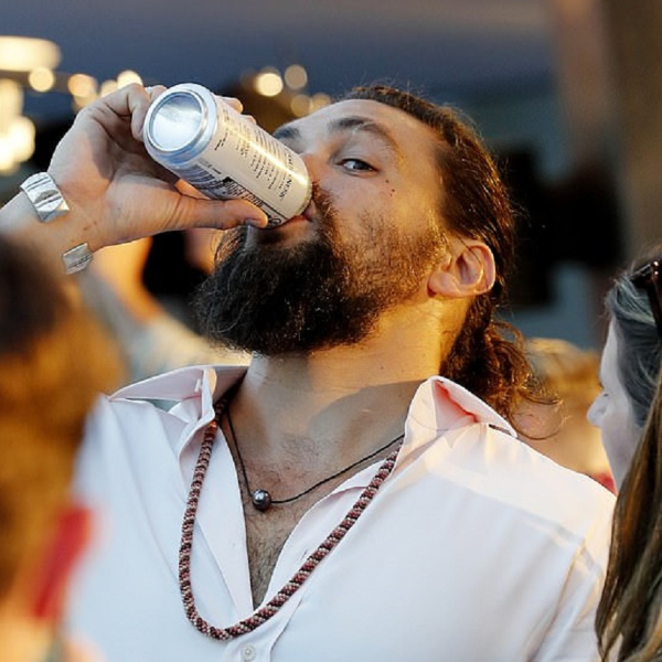 Man力爆表！傑森摩莫亞《水行俠》紅毯上直接灌啤酒　狂野超級英雄擄獲男女粉絲的心！