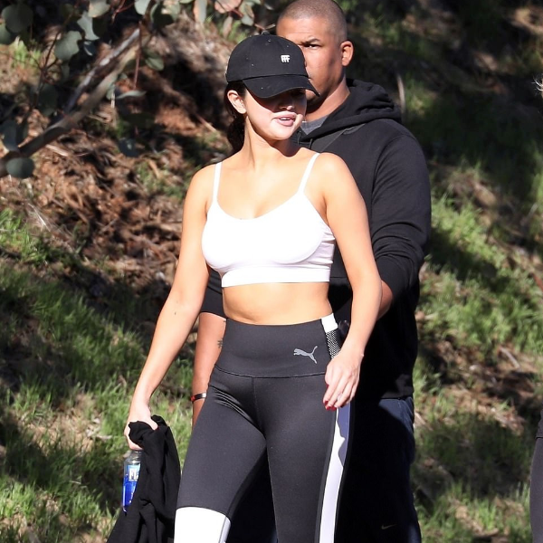 賽琳娜重新現身後不畏狗仔，穿上代言運動品牌服飾露出小蠻腰運動！