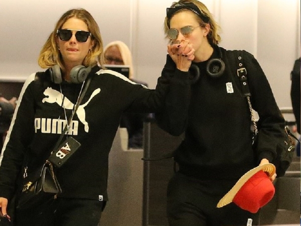 英國超模 Cara Delevingne 機場甜蜜親吻現任女友 與大 3 歲艾希莉班森已穩定交往 7 個月!