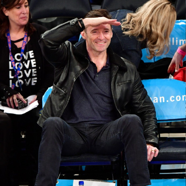 身影太迷人！休傑克曼現身紐約看 NBA 尼克隊球賽　整場保持親切笑臉還起立鼓掌！