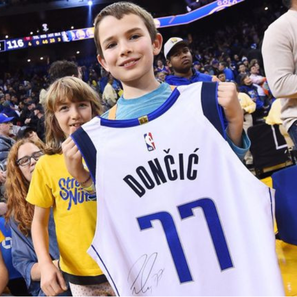 人帥心也美！Doncic 不慎撞傷小球迷後大展「暖男」魅力　不停安慰 + 送簽名球衣贏得全場觀眾喝采！