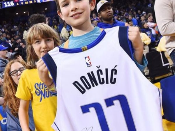 人帥心也美！Doncic 不慎撞傷小球迷後大展「暖男」魅力　不停安慰 + 送簽名球衣贏得全場觀眾喝采！